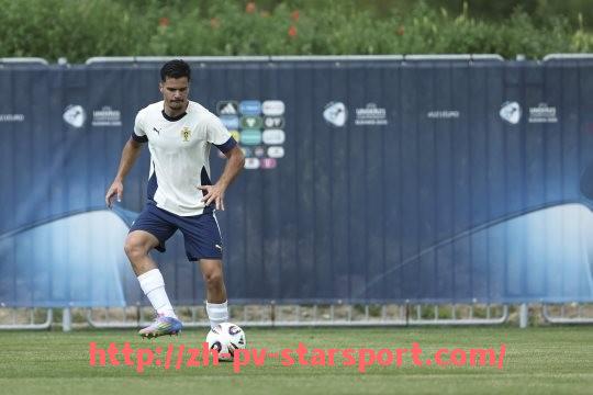 星空体育app-世俱杯临场战术调整案例解析：教练决策如何改变比赛走向